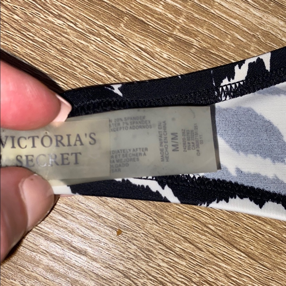 Victoria's Secret Black and White Bikini Top - Picture 6 of 10